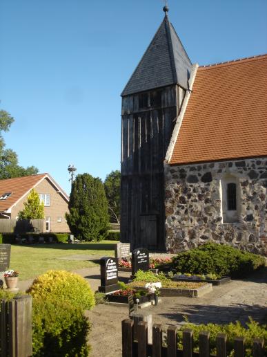 Kirche mit Storchennest im Hintergrund